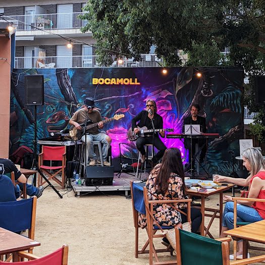 Concierto en directo en la terraza al atardecer